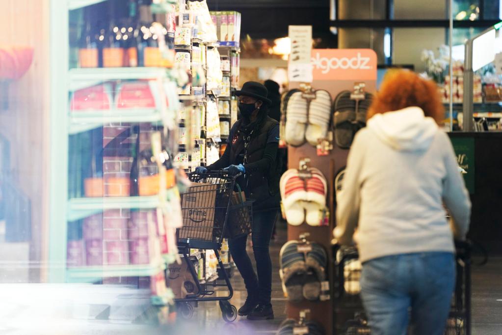 11月10日，消费者在美国首都华盛顿的一家超市购物。新华社发（沈霆 摄）