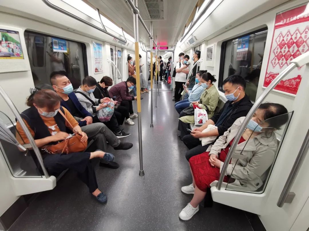△ 2021年5月24日，武汉地铁车厢里的众多乘客 图源：视觉中国
