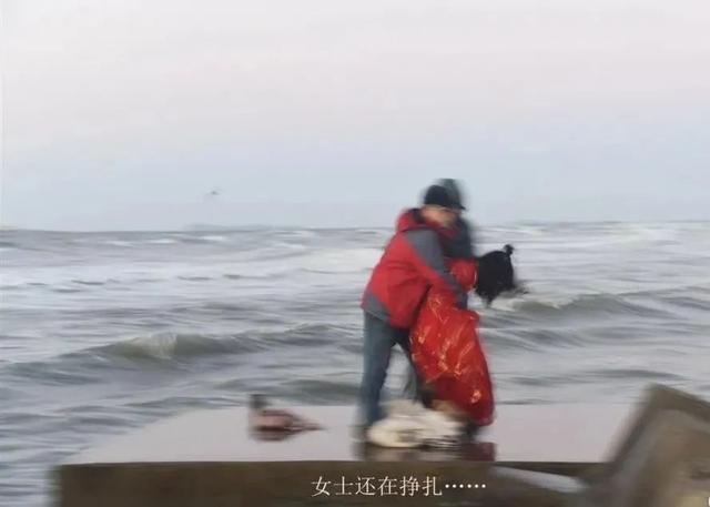 俩教授海边拍夕阳顺手救下轻生女孩一组照片记录全过程