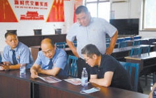 刘海峰(左二)到诸城市舜王街道程戈庄一村城乡联建点开展党建活动 