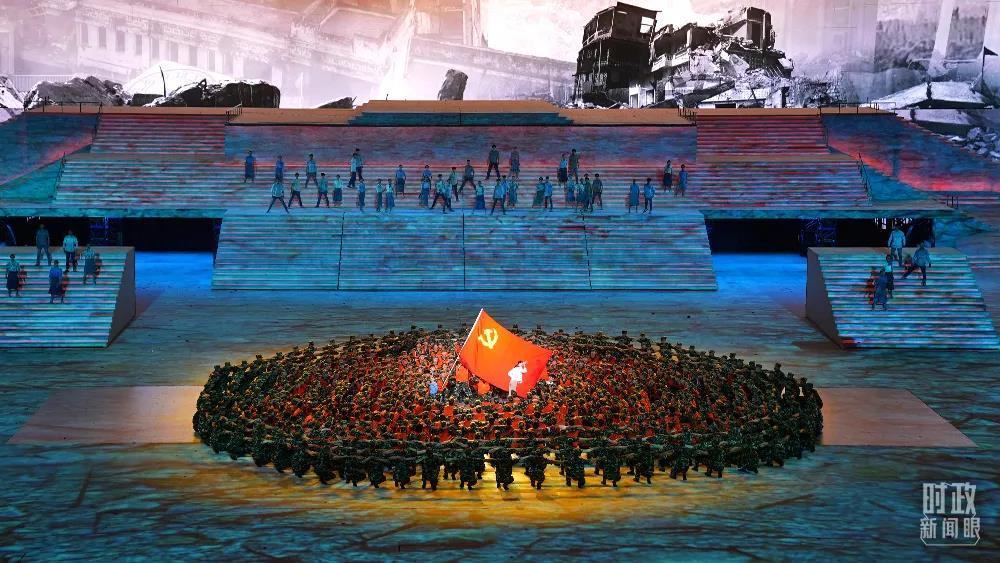 2021建党100年图片,建党红色主题图片 △2021年7月1日,庆祝中国共产党成立100周年大会上,直升机组成"100"
