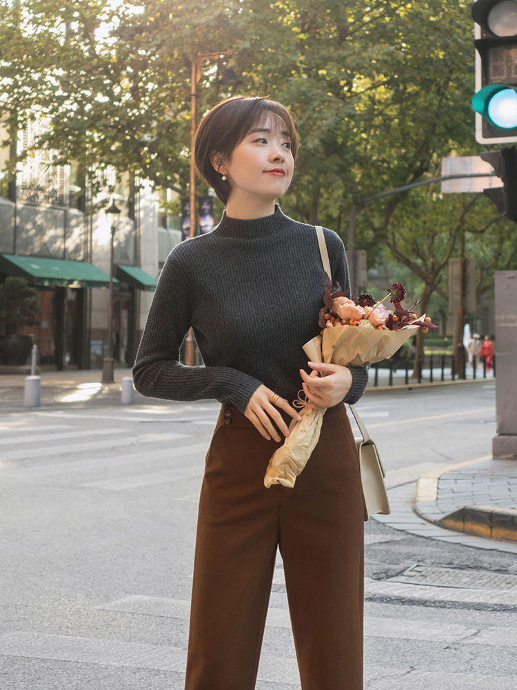 奔三奔四的怎么穿才优雅？针织衫搭配半身裙或长款，让你魅力全开