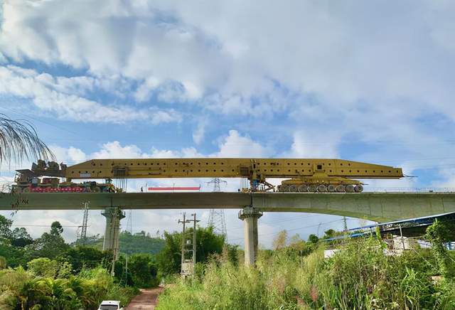 全长46.9公里，中国首条直通越南边境高铁开通，越南网友高兴极了