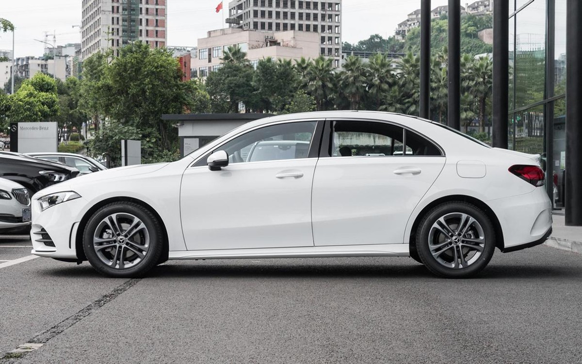 毕业就能买的3款豪华车!宝马1系最低仅13.25万,年轻人还等啥?