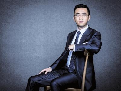 刘肖作为一名履历光鲜亮丽的明星职业经理人,在其眼皮底下,唐山万科