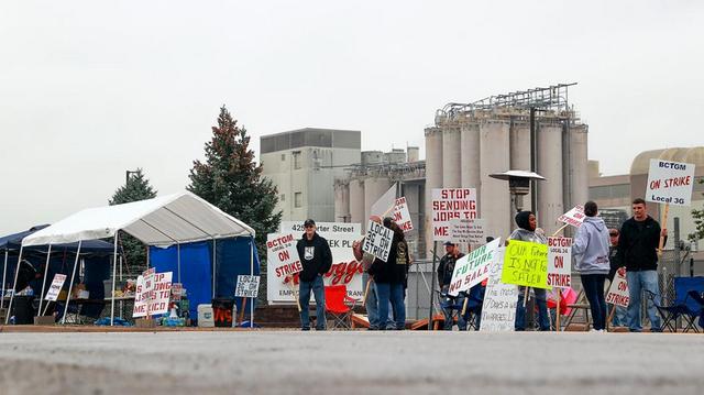 今年10月举行罢工抗议的美国家乐氏公司员工(图自美媒)