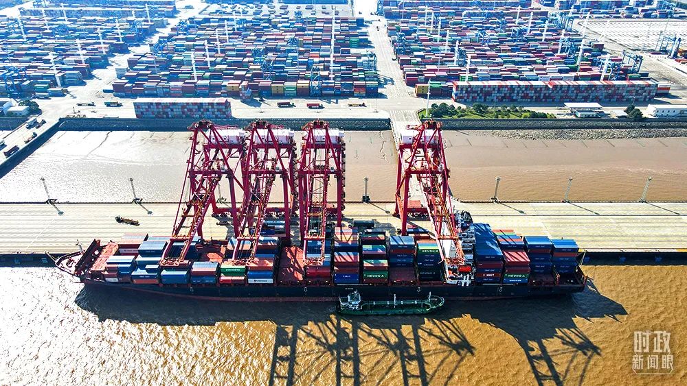 △2021年1至10月份，宁波舟山港完成货物吞吐量10.28亿吨，已连续5年破“10亿吨”，刷新世界纪录。（图/视觉中国）