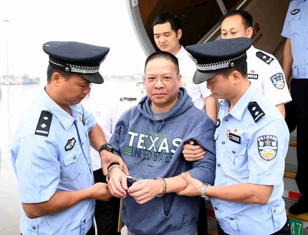 许超凡(中)被强制遣返回国 图源:中央纪委国家监委网站