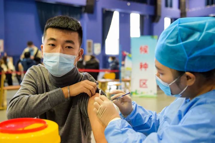 11月12日，在内蒙古自治区呼和浩特市，医务人员为市民接种新冠病毒疫苗。新华社记者李志鹏 摄
