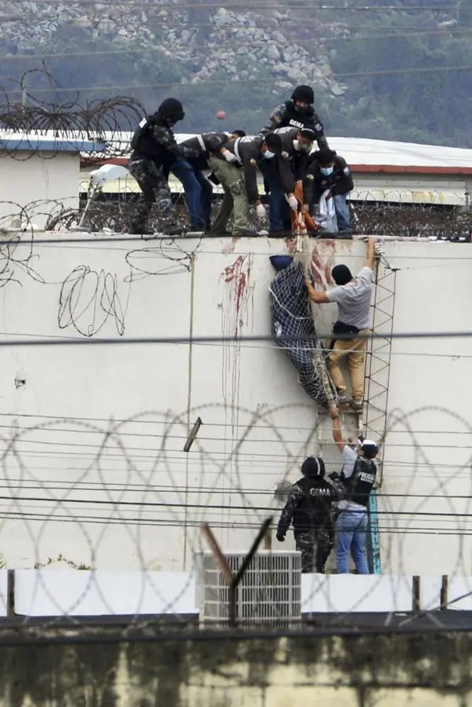 瓜亚基尔海滨监狱发生骚乱，警方在现场调查 图源外媒