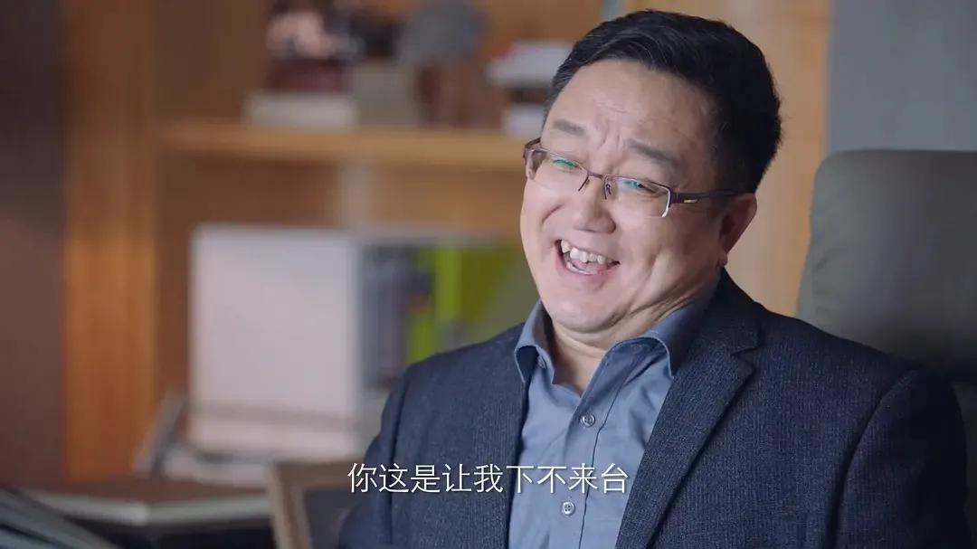 包括他想要发言却被阻止时,他的表情从意气风发,到恼怒,紧接着委屈巴