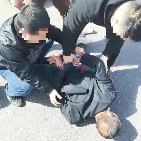 致敬!广西一辅警被“红火蚁”咬伤,三次倒地仍爬起紧追毒犯休闲区蓝鸢梦想 - Www.slyday.coM 致敬!广西一辅警被“红火蚁”咬伤,三次倒地仍爬起紧追毒犯休闲区蓝鸢梦想 - Www.slyday.coM