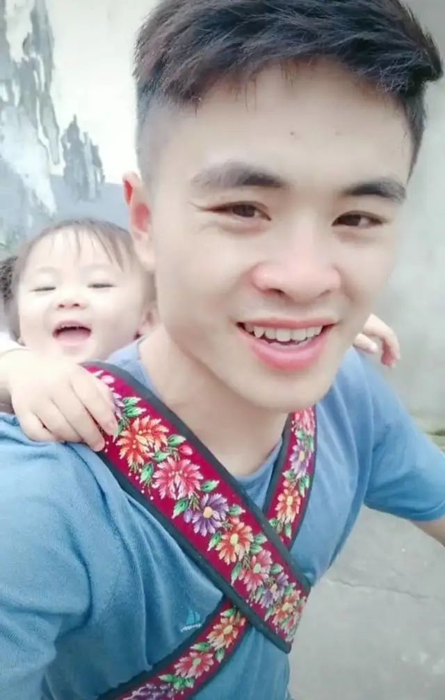 6个月住在外卖箱,陪爸爸送餐的“外卖宝宝”长大了……休闲区蓝鸢梦想 - Www.slyday.coM 6个月住在外卖箱,陪爸爸送餐的“外卖宝宝”长大了……休闲区蓝鸢梦想 - Www.slyday.coM