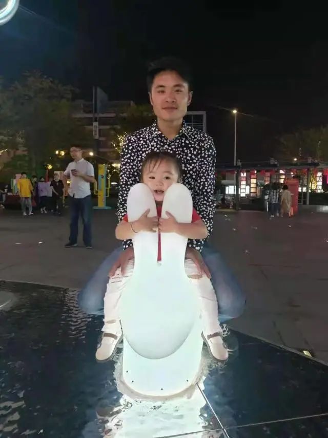 6个月住在外卖箱,陪爸爸送餐的“外卖宝宝”长大了……休闲区蓝鸢梦想 - Www.slyday.coM 6个月住在外卖箱,陪爸爸送餐的“外卖宝宝”长大了……休闲区蓝鸢梦想 - Www.slyday.coM