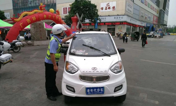 老年代步车能上路吗上牌要符合什么条件该走哪条道一文搞懂