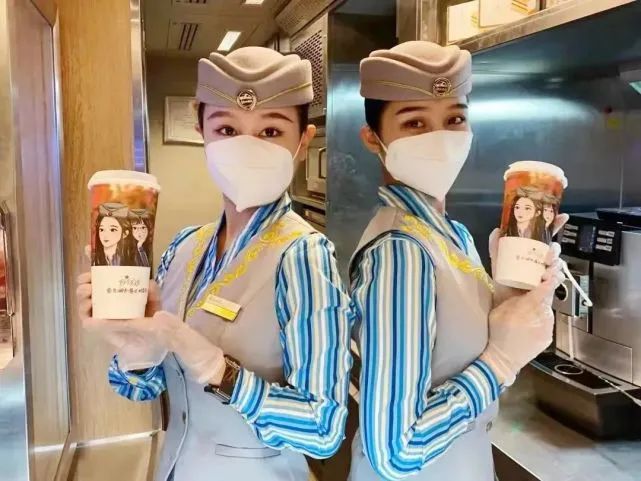 26元一杯的高铁奶茶被吐槽不如1块钱香飘飘?日销额却近8万元休闲区蓝鸢梦想 - Www.slyday.coM 26元一杯的高铁奶茶被吐槽不如1块钱香飘飘?日销额却近8万元休闲区蓝鸢梦想 - Www.slyday.coM