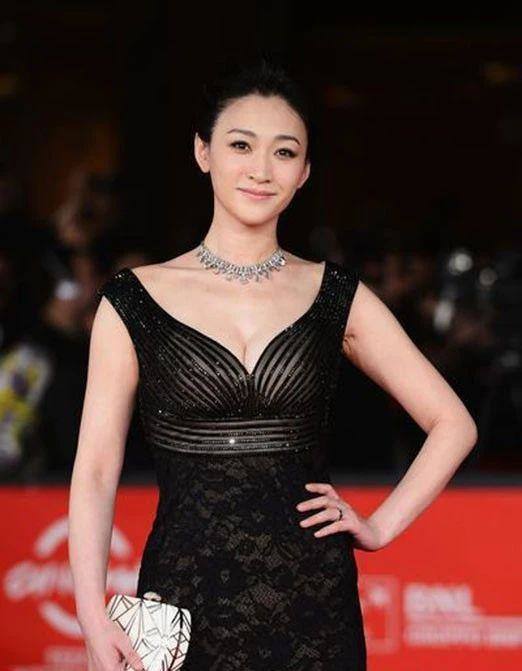 时尚看点>正文> 在这组照片中,李小冉身穿v领黑色礼服裙,v领一直是