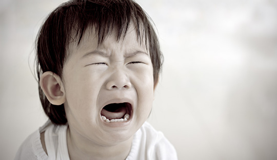 2岁男孩家中触电，这9个安全隐患最容易被忽视，父母要注意