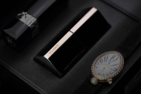 华为口红耳机海报发布 独特设计理念带来无与伦比的超高颜值休闲区蓝鸢梦想 - Www.slyday.coM 华为口红耳机海报发布 独特设计理念带来无与伦比的超高颜值休闲区蓝鸢梦想 - Www.slyday.coM