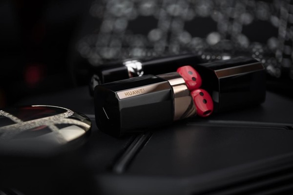 华为口红耳机海报发布 独特设计理念带来无与伦比的超高颜值休闲区蓝鸢梦想 - Www.slyday.coM 华为口红耳机海报发布 独特设计理念带来无与伦比的超高颜值休闲区蓝鸢梦想 - Www.slyday.coM