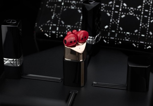 华为口红耳机海报发布 独特设计理念带来无与伦比的超高颜值休闲区蓝鸢梦想 - Www.slyday.coM 华为口红耳机海报发布 独特设计理念带来无与伦比的超高颜值休闲区蓝鸢梦想 - Www.slyday.coM