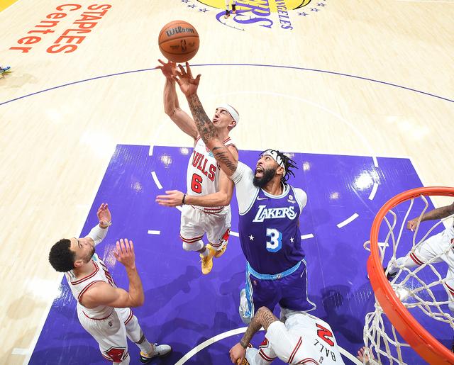 湖人被旧将7个三分击溃,浓眉遭驱逐威少25分,德罗赞38分太猛休闲区蓝鸢梦想 - Www.slyday.coM 湖人被旧将7个三分击溃,浓眉遭驱逐威少25分,德罗赞38分太猛休闲区蓝鸢梦想 - Www.slyday.coM