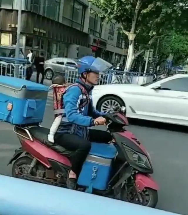 出生6个月就“住”在爸爸外卖箱的小女孩长大了,可爱懂事,笑容依然治愈!休闲区蓝鸢梦想 - Www.slyday.coM 出生6个月就“住”在爸爸外卖箱的小女孩长大了,可爱懂事,笑容依然治愈!休闲区蓝鸢梦想 - Www.slyday.coM