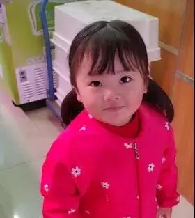 出生6个月就“住”在爸爸外卖箱的小女孩长大了,可爱懂事,笑容依然治愈!休闲区蓝鸢梦想 - Www.slyday.coM 出生6个月就“住”在爸爸外卖箱的小女孩长大了,可爱懂事,笑容依然治愈!休闲区蓝鸢梦想 - Www.slyday.coM