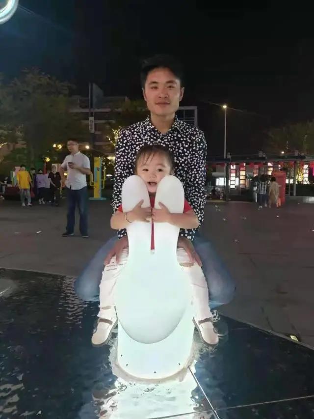 “外卖宝宝”长大了!出生6个月就住在爸爸外卖箱的小女孩笑容依然治愈休闲区蓝鸢梦想 - Www.slyday.coM “外卖宝宝”长大了!出生6个月就住在爸爸外卖箱的小女孩笑容依然治愈休闲区蓝鸢梦想 - Www.slyday.coM