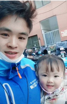 “外卖宝宝”长大了!出生6个月就住在爸爸外卖箱的小女孩笑容依然治愈休闲区蓝鸢梦想 - Www.slyday.coM “外卖宝宝”长大了!出生6个月就住在爸爸外卖箱的小女孩笑容依然治愈休闲区蓝鸢梦想 - Www.slyday.coM