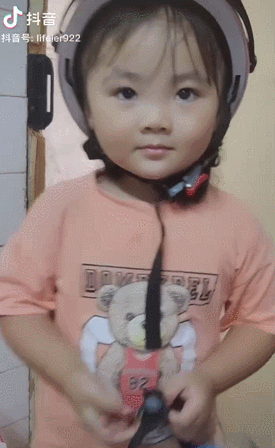 出生6个月就“住”在爸爸外卖箱的小女孩长大了,可爱懂事,笑容依然治愈!休闲区蓝鸢梦想 - Www.slyday.coM 出生6个月就“住”在爸爸外卖箱的小女孩长大了,可爱懂事,笑容依然治愈!休闲区蓝鸢梦想 - Www.slyday.coM