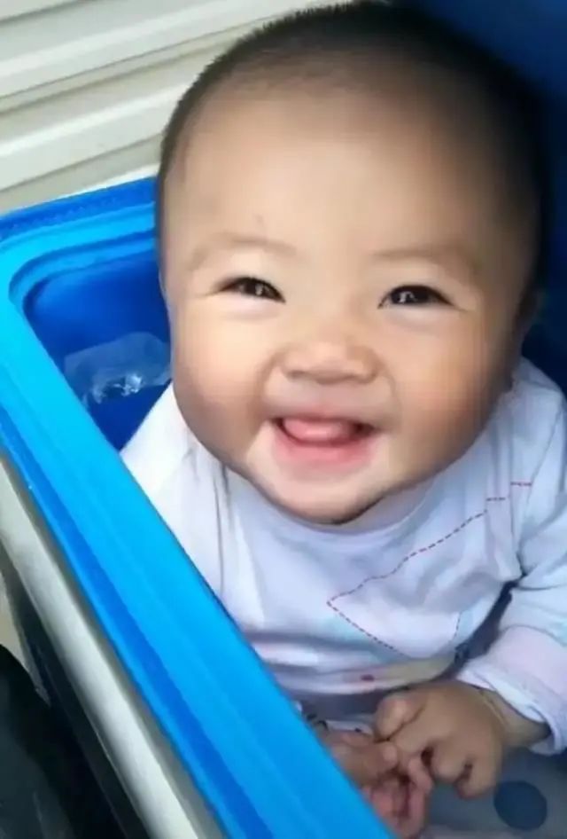 出生6个月就“住”在爸爸外卖箱的小女孩长大了,可爱懂事,笑容依然治愈!休闲区蓝鸢梦想 - Www.slyday.coM 出生6个月就“住”在爸爸外卖箱的小女孩长大了,可爱懂事,笑容依然治愈!休闲区蓝鸢梦想 - Www.slyday.coM