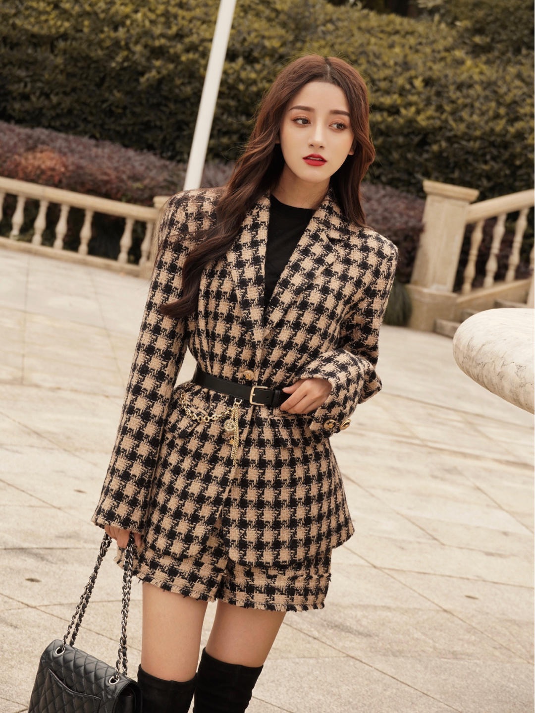 冬天怎么穿？小香风套装配黑色高筒靴又飒又美，太适合有品位女人