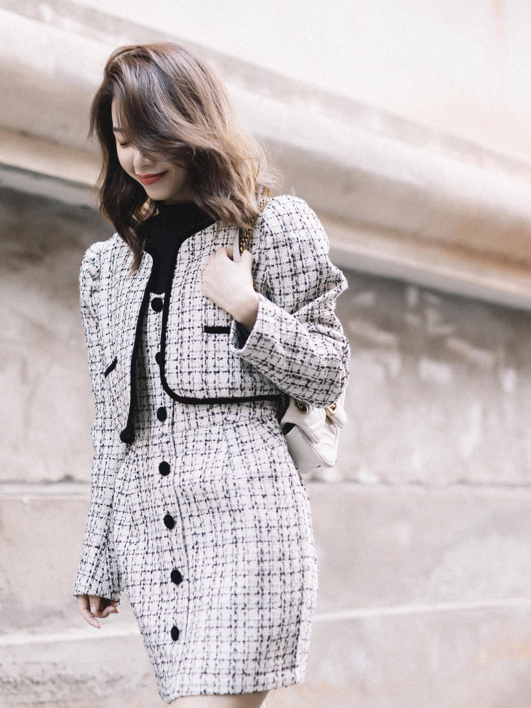 冬天怎么穿？小香风套装配黑色高筒靴又飒又美，太适合有品位女人