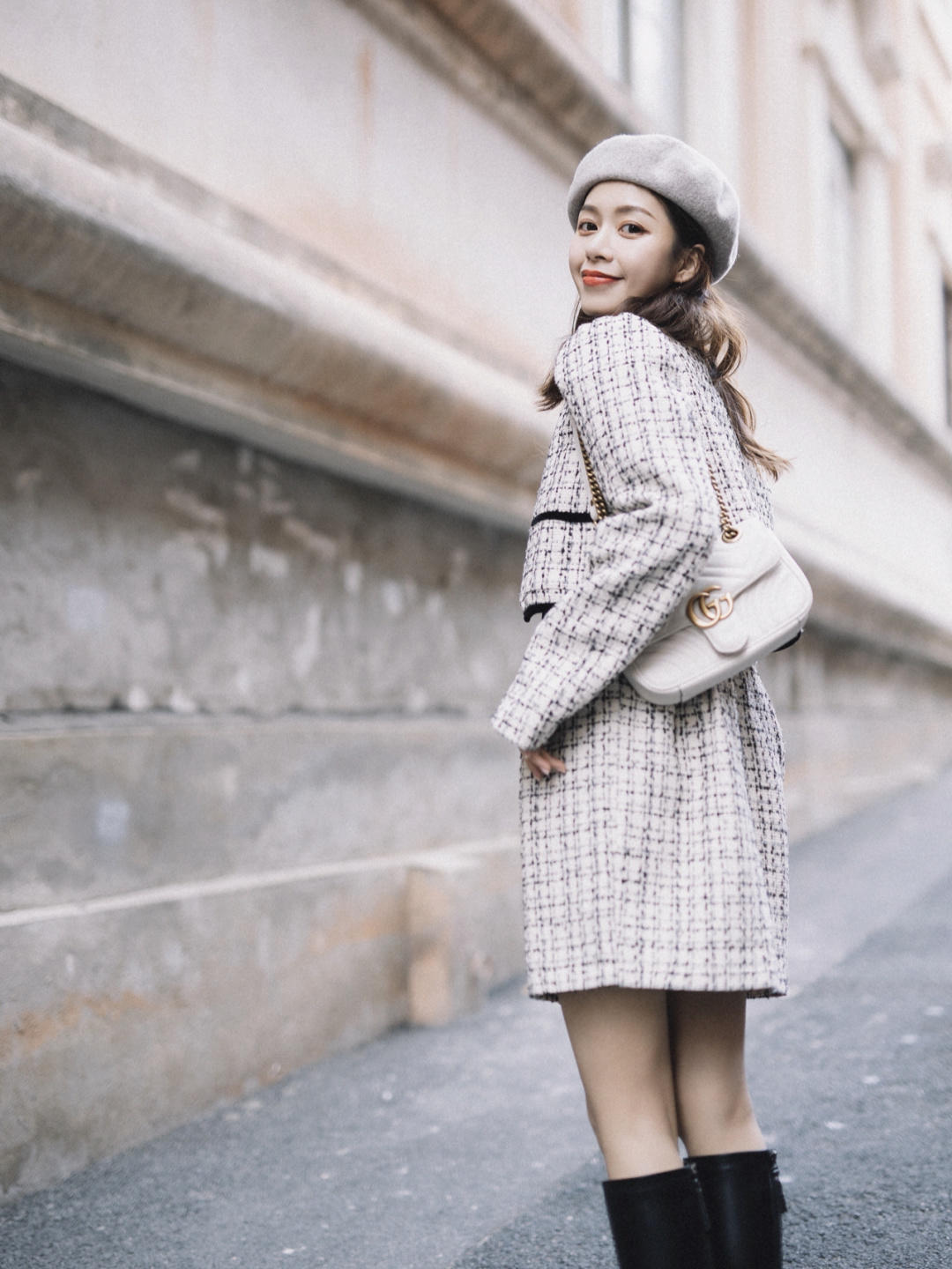 冬天怎么穿？小香风套装配黑色高筒靴又飒又美，太适合有品位女人