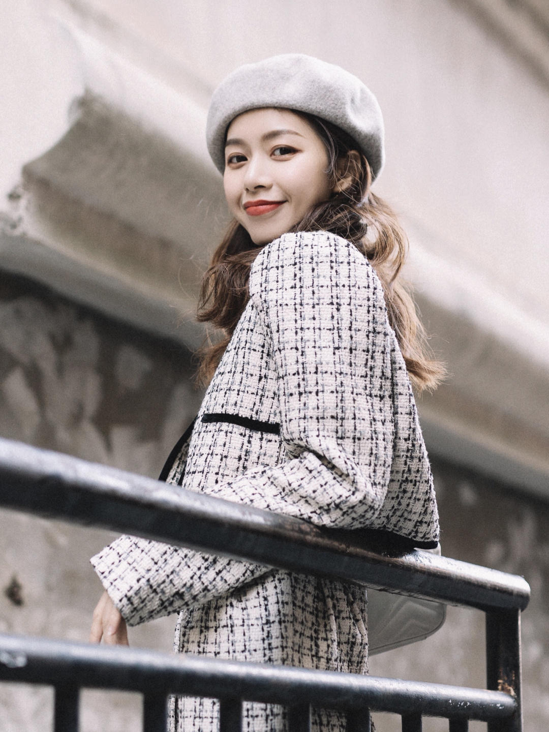 冬天怎么穿？小香风套装配黑色高筒靴又飒又美，太适合有品位女人