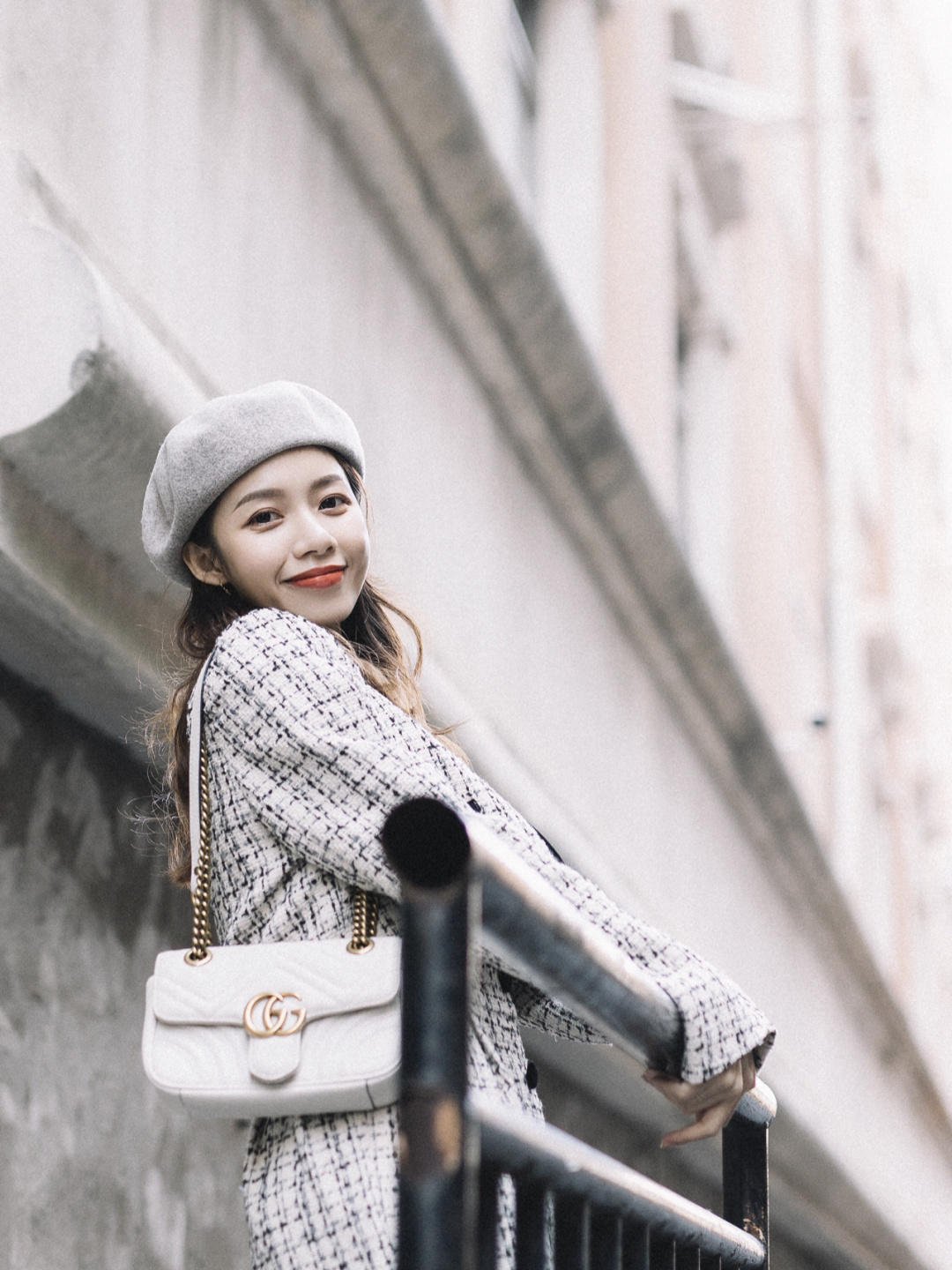 冬天怎么穿？小香风套装配黑色高筒靴又飒又美，太适合有品位女人