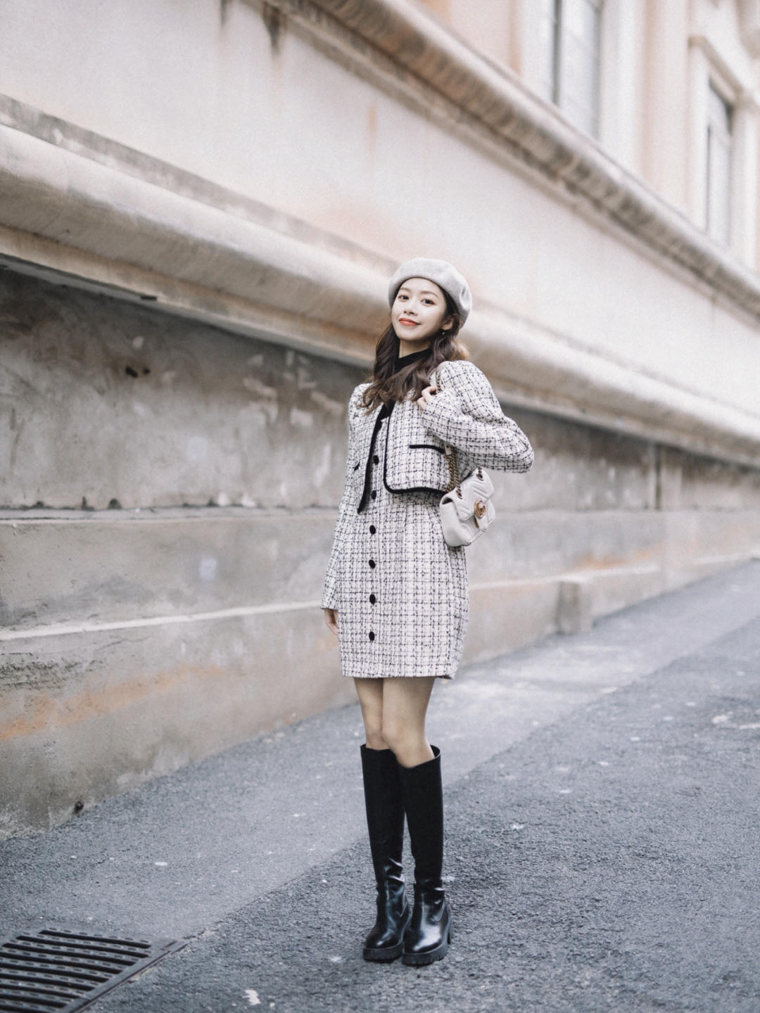 冬天怎么穿？小香风套装配黑色高筒靴又飒又美，太适合有品位女人