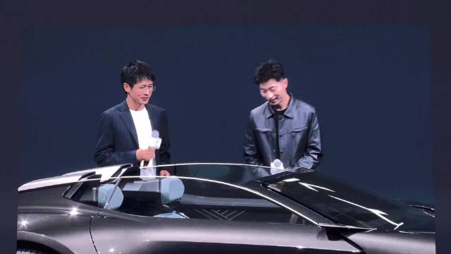 韩寒和马龙出来了！ 一起康康致敬霍希 853 的奥迪 skysphere！