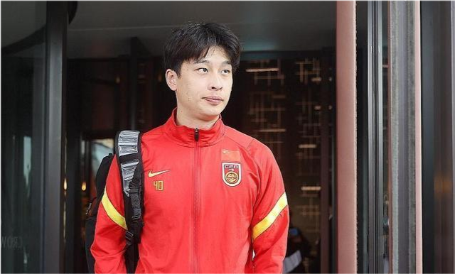 国足踢日本，徐新和巴顿都该上，李铁别埋怨没主场，向<a href=