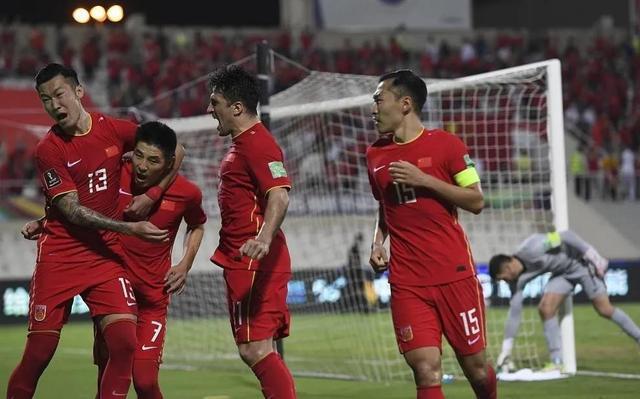 国足踢日本，徐新和巴顿都该上，李铁别埋怨没主场，向<a href=