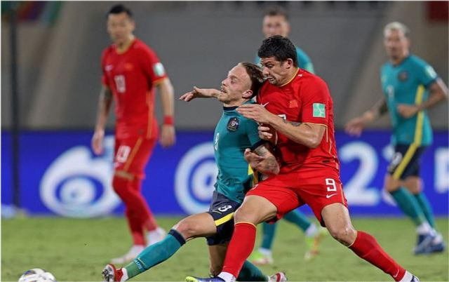 国足踢日本，徐新和巴顿都该上，李铁别埋怨没主场，向<a href=