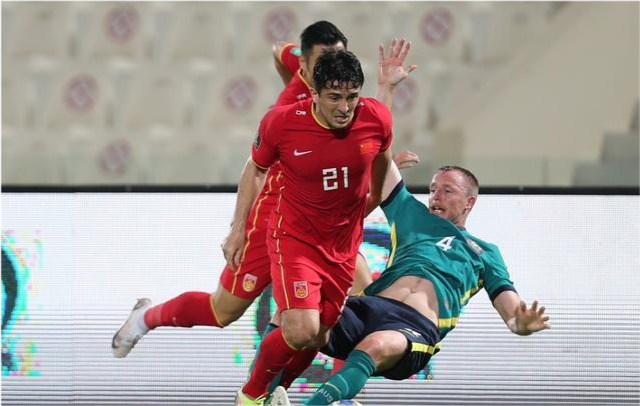 国足踢日本，徐新和巴顿都该上，李铁别埋怨没主场，向<a href=