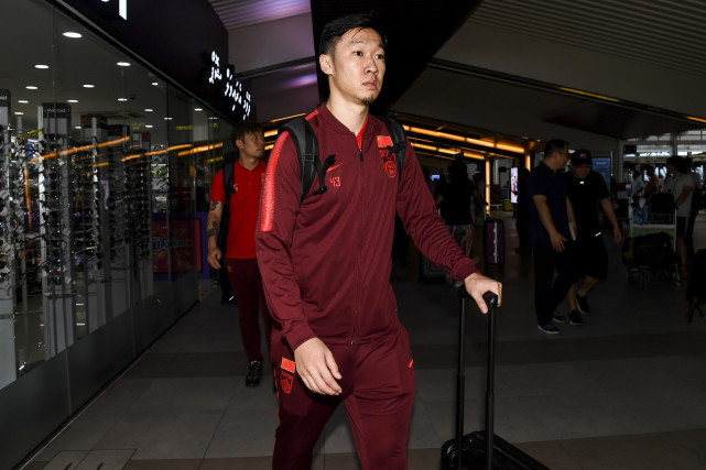 国足踢日本，徐新和巴顿都该上，李铁别埋怨没主场，向<a href=