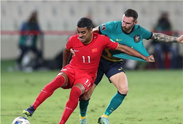 国足踢日本，徐新和巴顿都该上，李铁别埋怨没主场，向<a href=