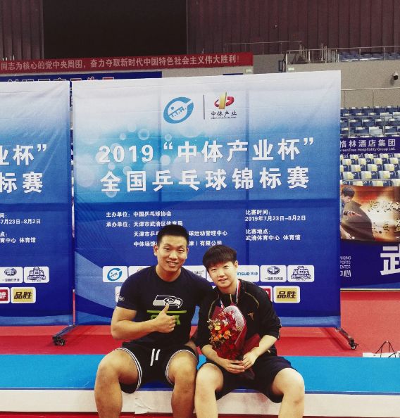 穿300块钱的运动服!王曼昱现身机场飞往<a href=