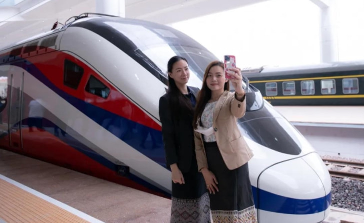 中国把复兴号开到了老挝，一组现场照片曝光，越南网友看后羡慕了