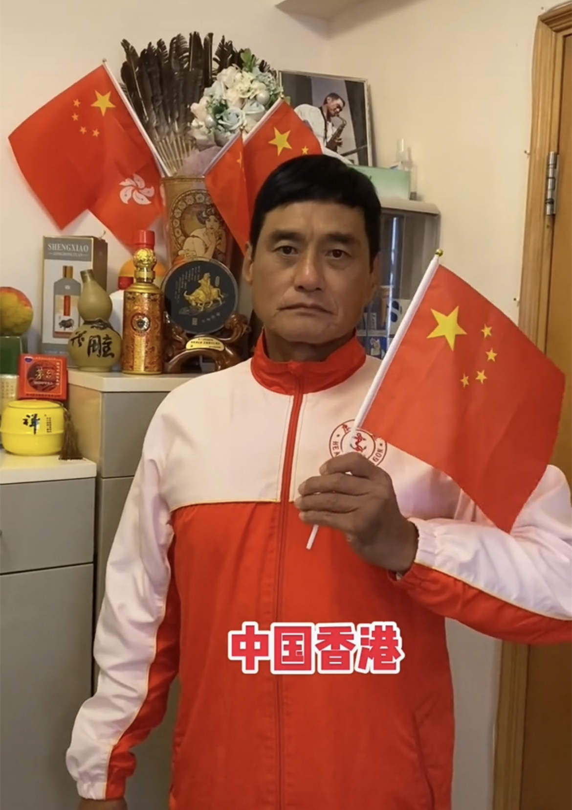 tvb老戏骨王俊棠买票看长津湖现场敬礼自言爱国是必须的