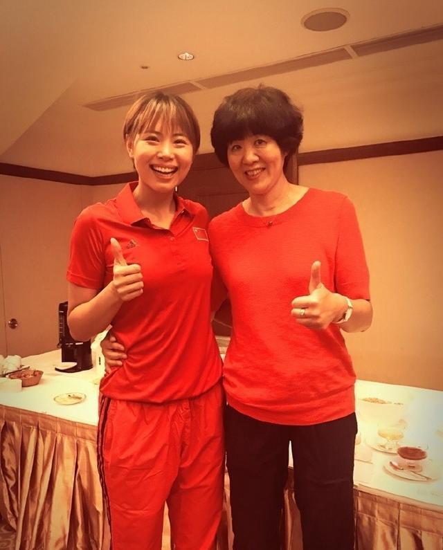 中国前女排队长32岁晒一家三口照，4年前在<a href=
