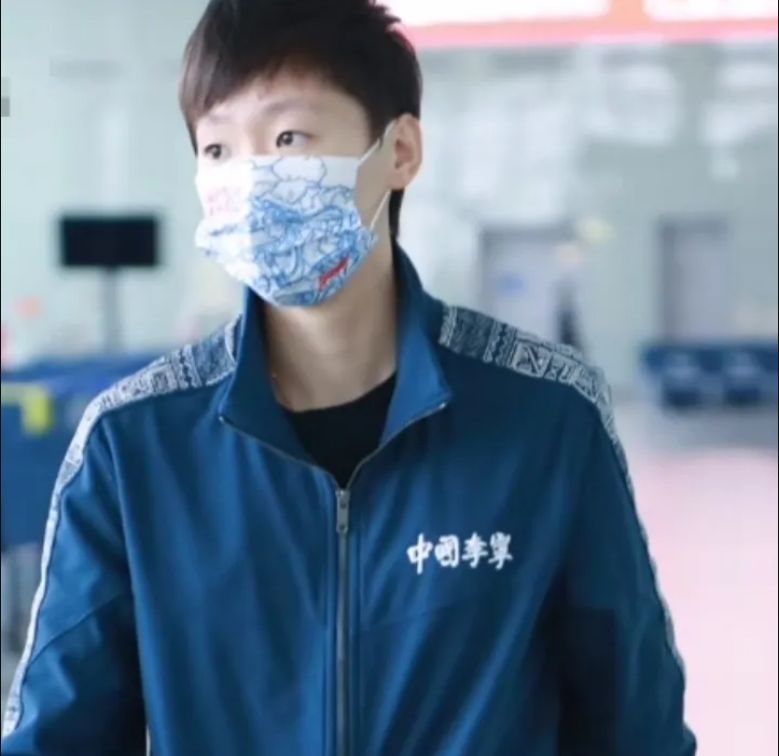 穿300块钱的运动服!王曼昱现身机场飞往<a href=